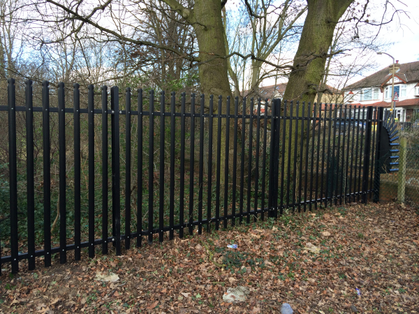 Palisade Fencing Loughton, School Fencing, Rounded and Notch Top Fan End